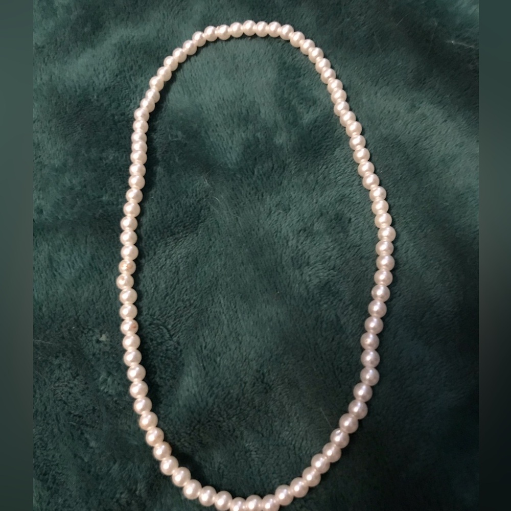 Pearl stretchy necklace, not real! Fits smaller, not long!